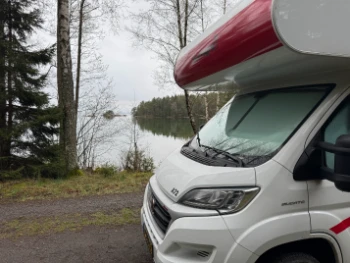 Motorhome parked by a lake near Karlsborg Undenäs in Sweden after crossing the Øresund Bridge, captured on April 20, 2025 Mattijs Wijnmalen.