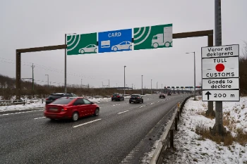 Cars approaching the Øresund Bridge toll plaza with card payment and electronic tag lanes, and Swedish customs sign for goods to declare. captured on February 6, 2026 Mattijs Wijnmalen.