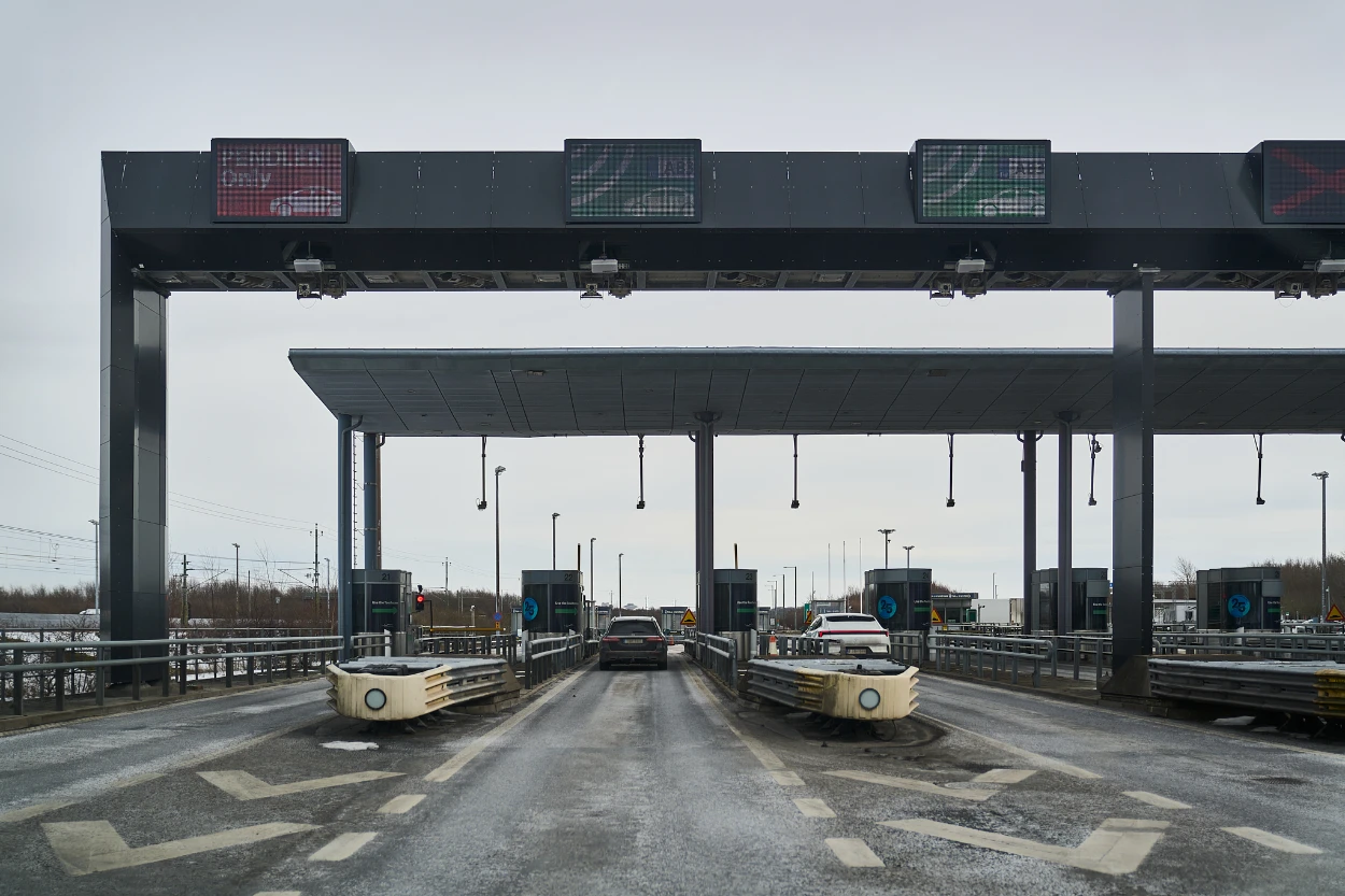 Ready to cross the Øresund Bridge, approaching the toll gate with Pendler Only and Bizz automatic payment lanes