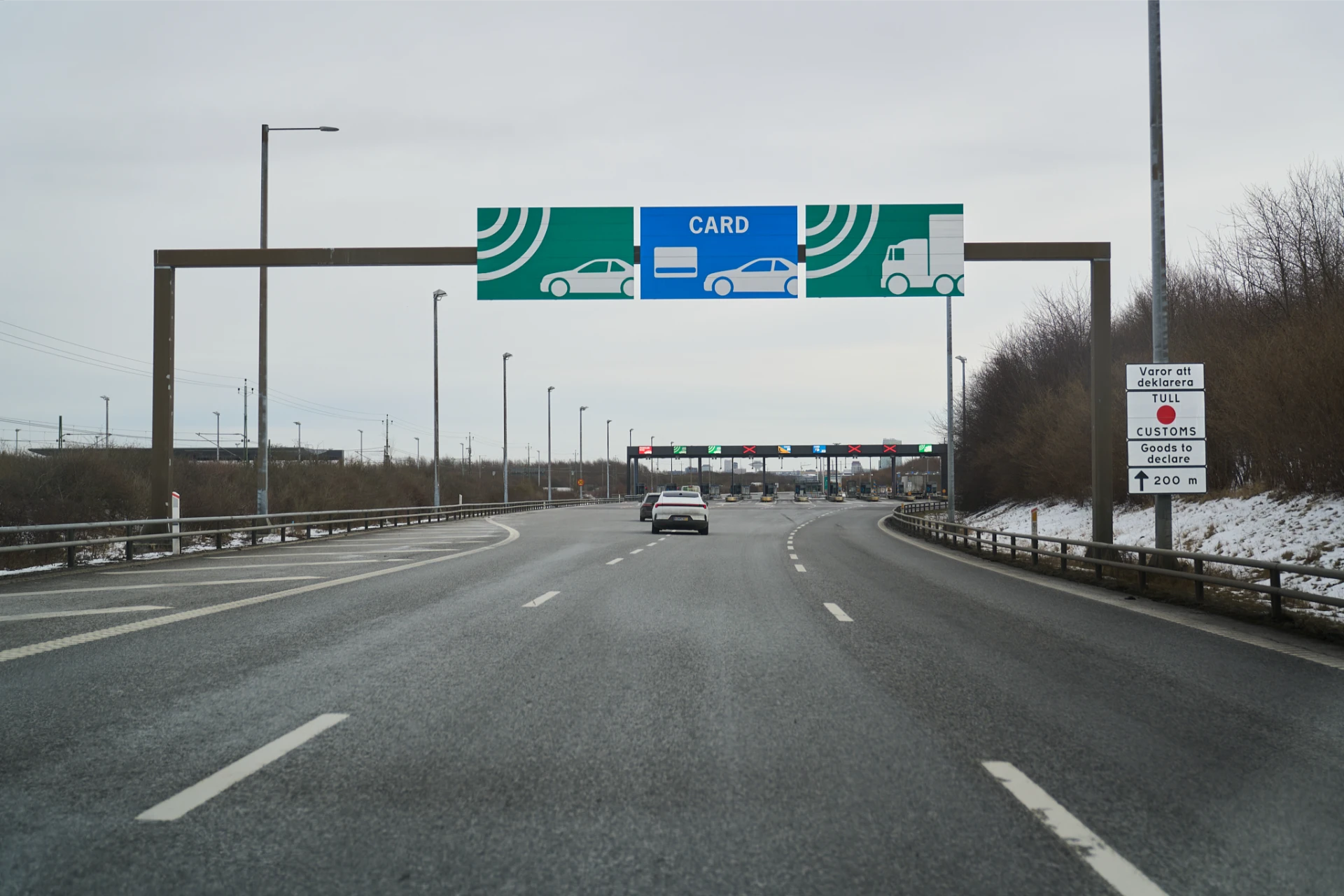 Øresund Bridge toll plaza on the Swedish side with card payment and electronic tag lanes for cars and trucks, and customs declaration sign, captured on February 6, 2026 Mattijs Wijnmalen.