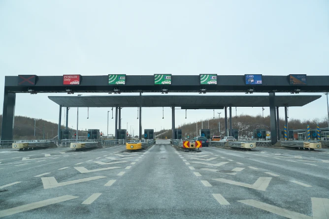Øresund Bridge toll station with multiple payment lanes including Pendler Only, Bizz automatic lanes and card payment lanes, on the Danish side
