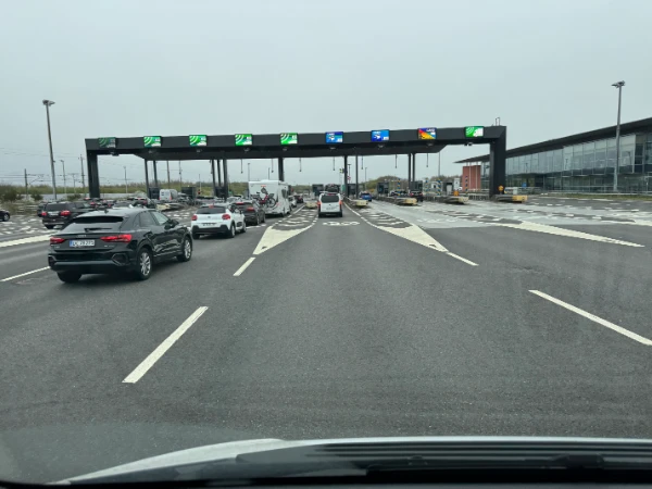 Cars queuing at the Øresund Bridge toll station near Limhamn with Bizz and card payment lanes, captured on April 18, 2025